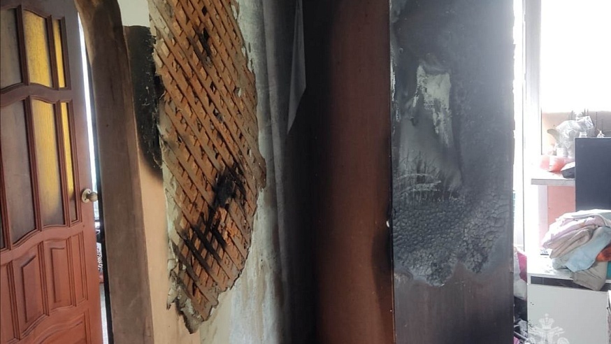 Пожарные спасли женщину и ребенка из горящего дома в Саратовской области