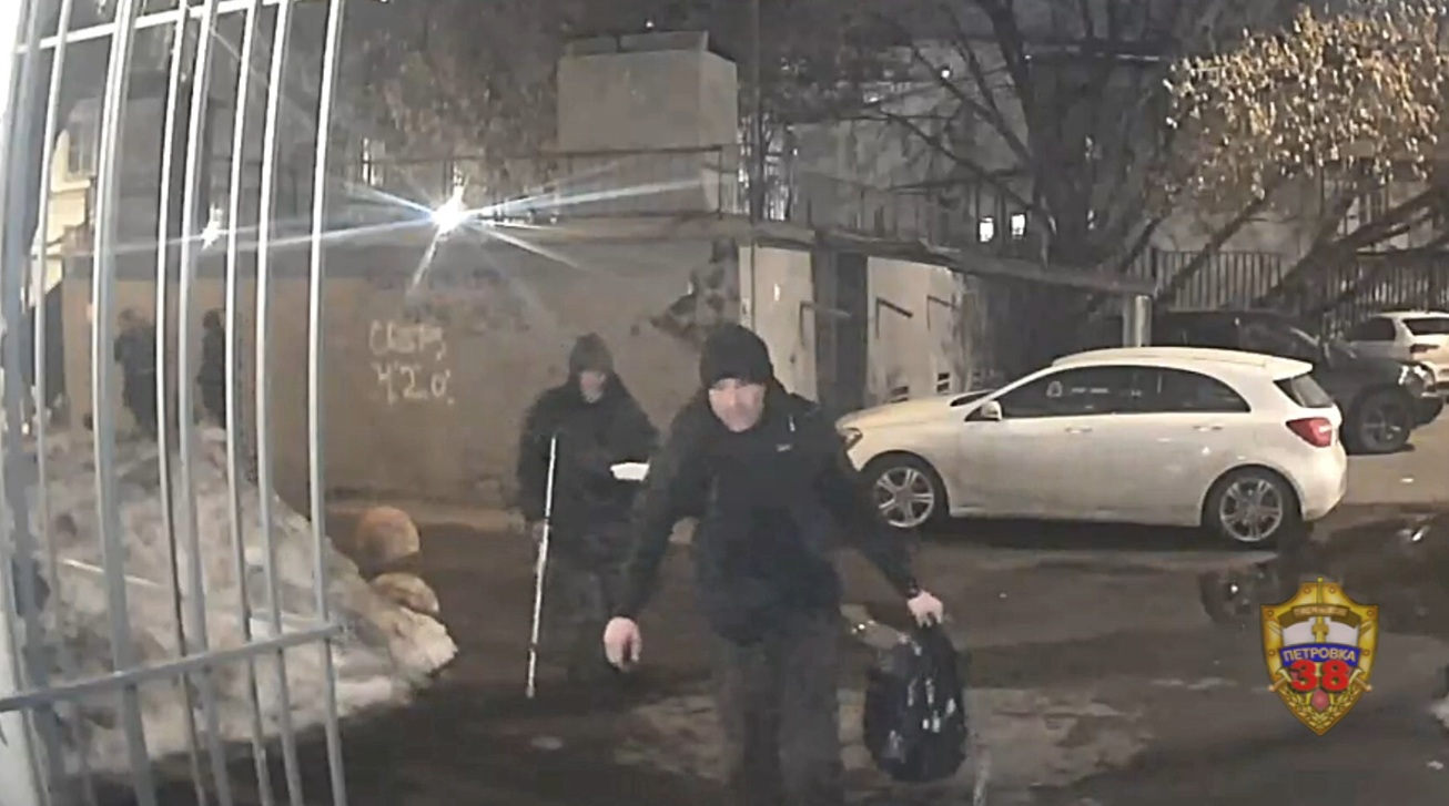 В Москве саратовец обокрал уснувшего в подъезде мужчину и бросился на него с ножом В Москве саратовец обокрал уснувшего в подъезде мужчину и бросился на него с ножом