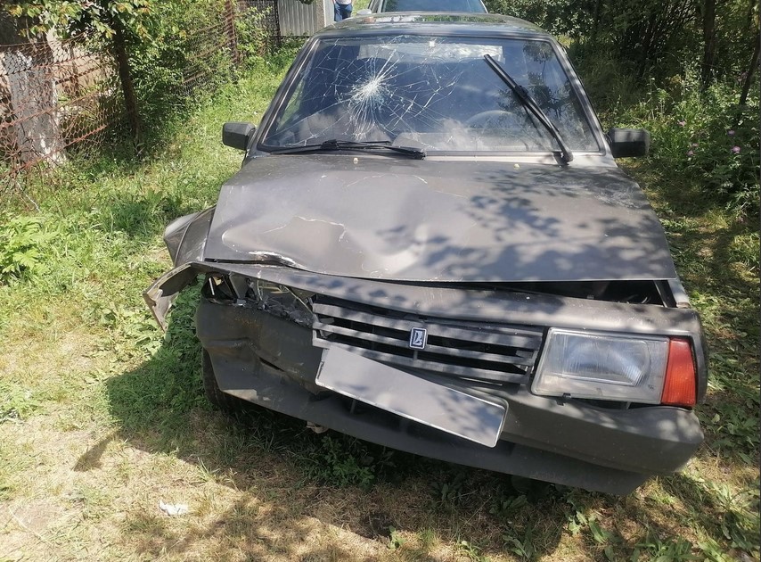 В Саратовской области водитель "девятки" врезался в дерево и попал в больницу