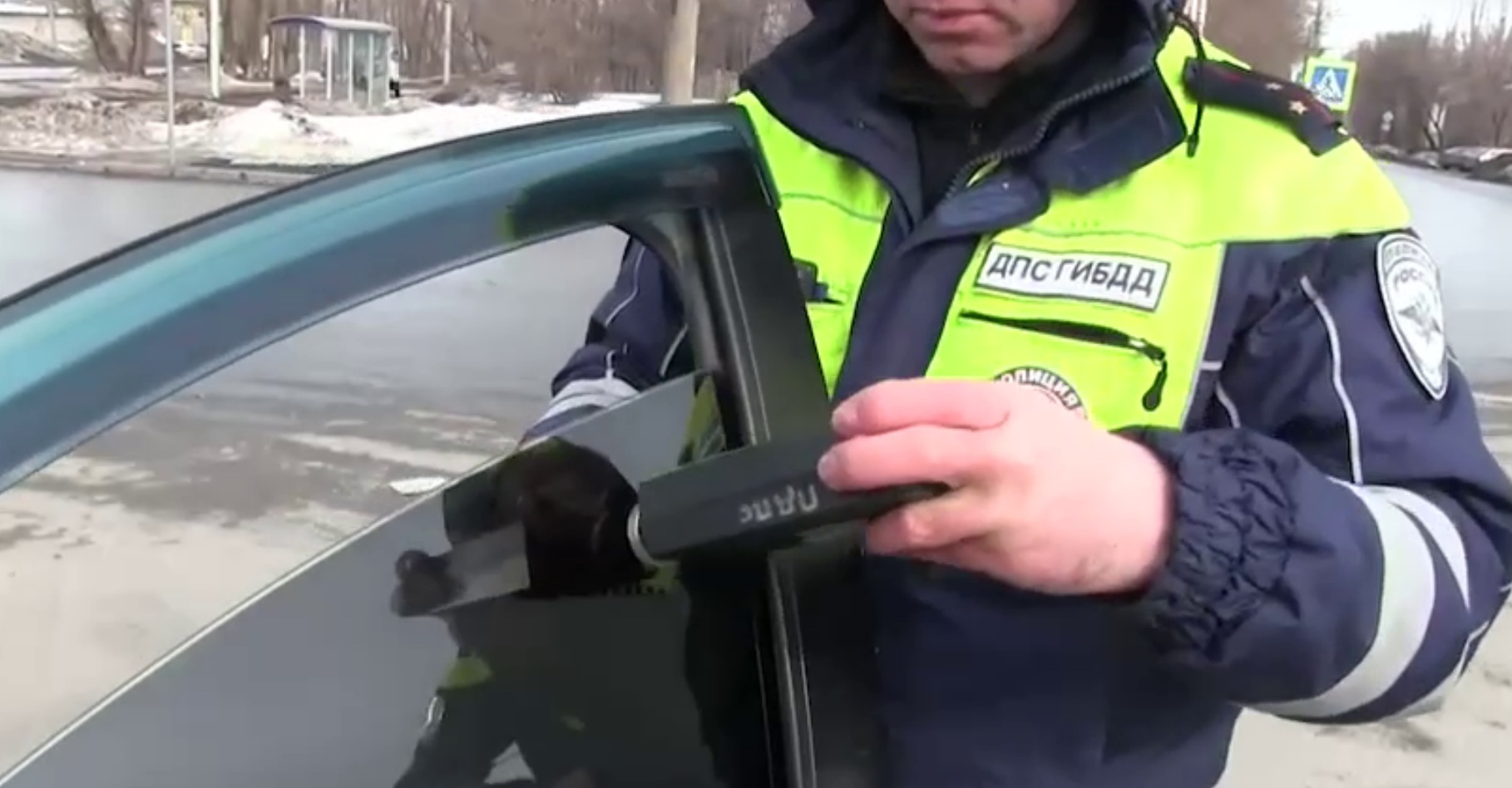 Саратовского автолюбителя арестовали на семь суток за тонировку