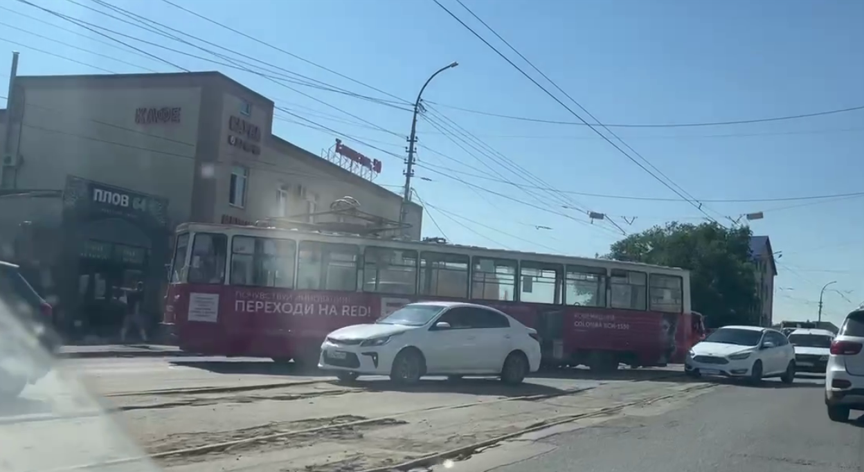 В Саратове трамвай сошел с рельсов и перегородил дорогу