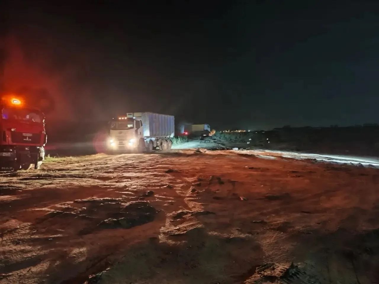 В Энгельсе всю ночь продолжалось тушение мусорного полигона