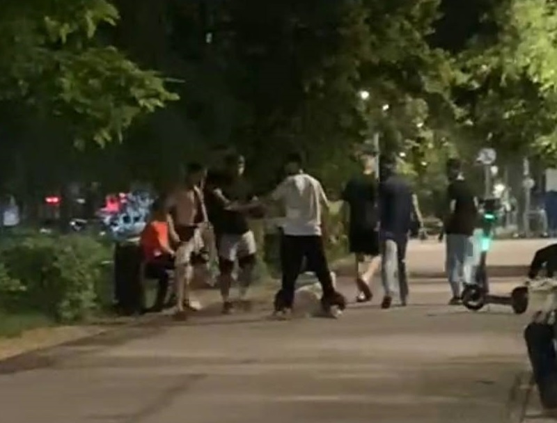 Минувшей ночью в центре Саратова подрались подростки: трое юношей пострадали