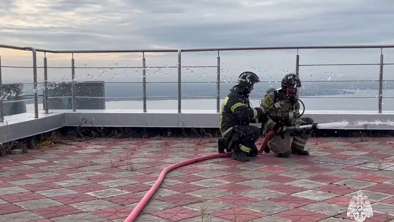 Саратовские огнеборцы провели учения на крыше высотки Volga Sky
