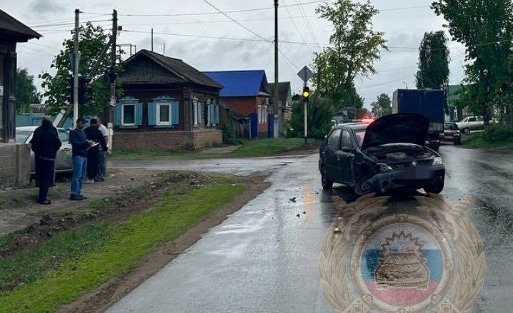 Водитель «Рено Логан» пострадал при столкновении с «Тойотой Авенсис» в Саратовской области