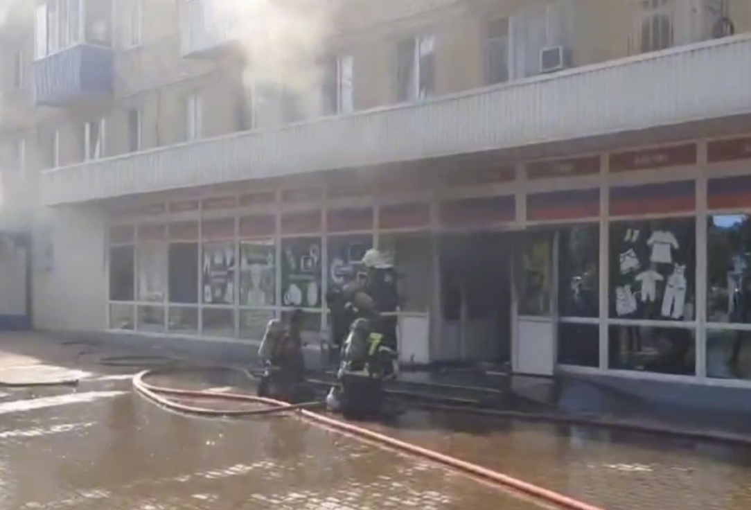 28 человек эвакуировали из горящего магазина в Саратовской области