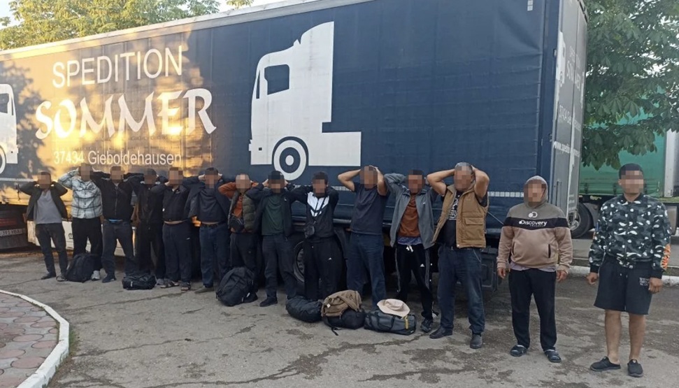 Саратовские пограничники задержали в Озинках фуру с 12 нелегалами Саратовские пограничники задержали в Озинках фуру с 12 нелегалами