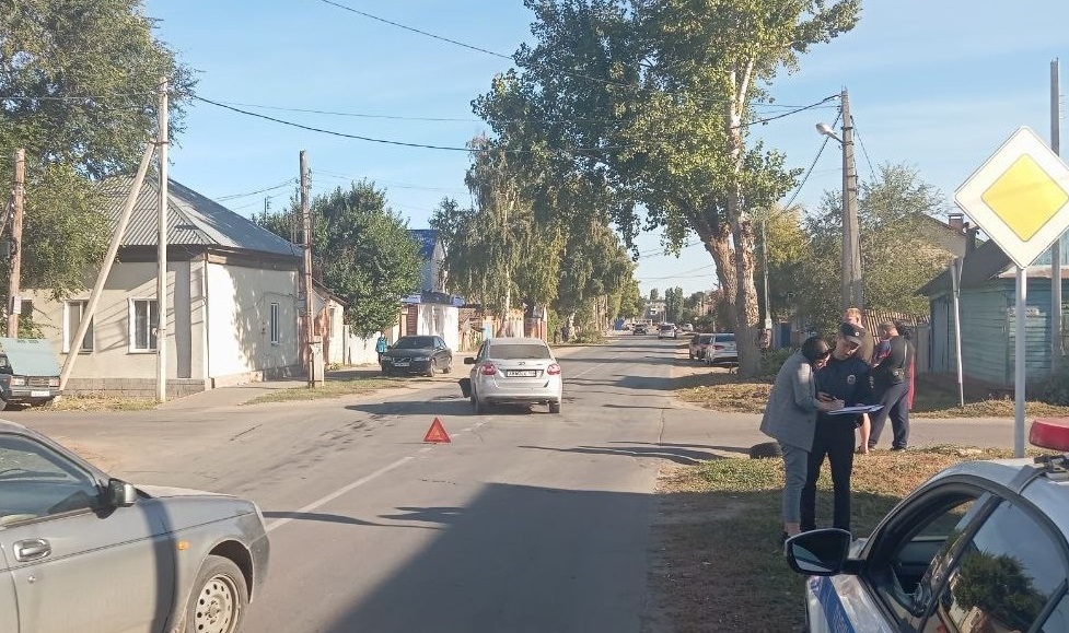 Под Саратовом водитель легковушки сбил двух пешеходов и скрылся