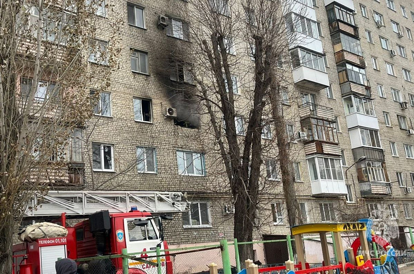 Из горящей в Саратове девятиэтажки огнеборцы вынесли пенсионерку без сознания