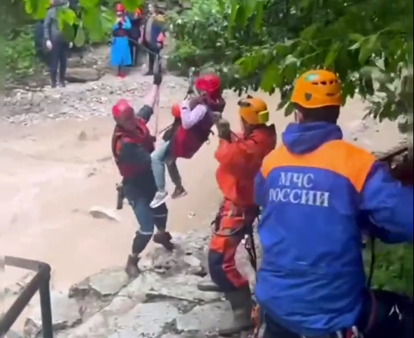 В Сочи спасли саратовских туристов из затопленного ущелья