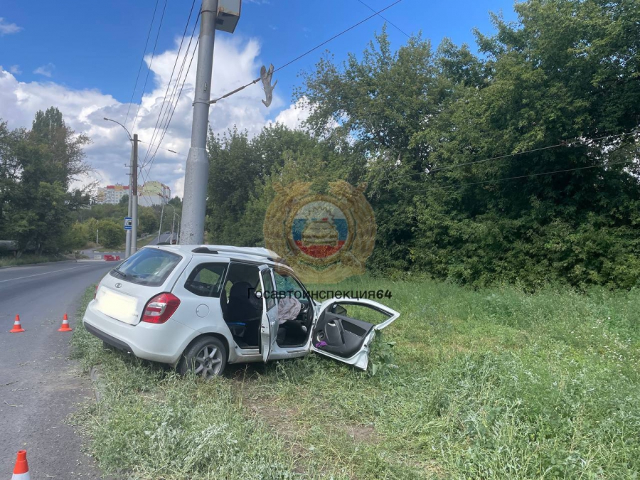 В Саратове водитель «Калины» врезался в столб и погиб