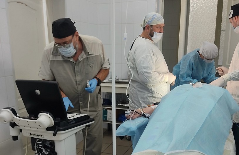 Врачи саратовского медуниверситета прооперировали пациента с камнями в слюнной железе