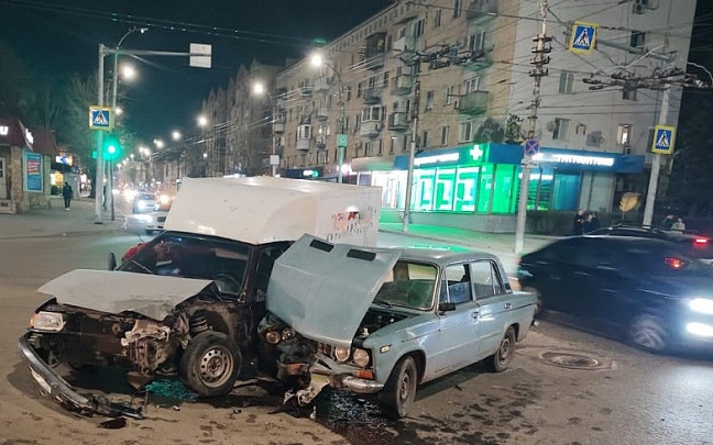 26-летний пассажир "шестерки" пострадал в ДТП в центре Саратова