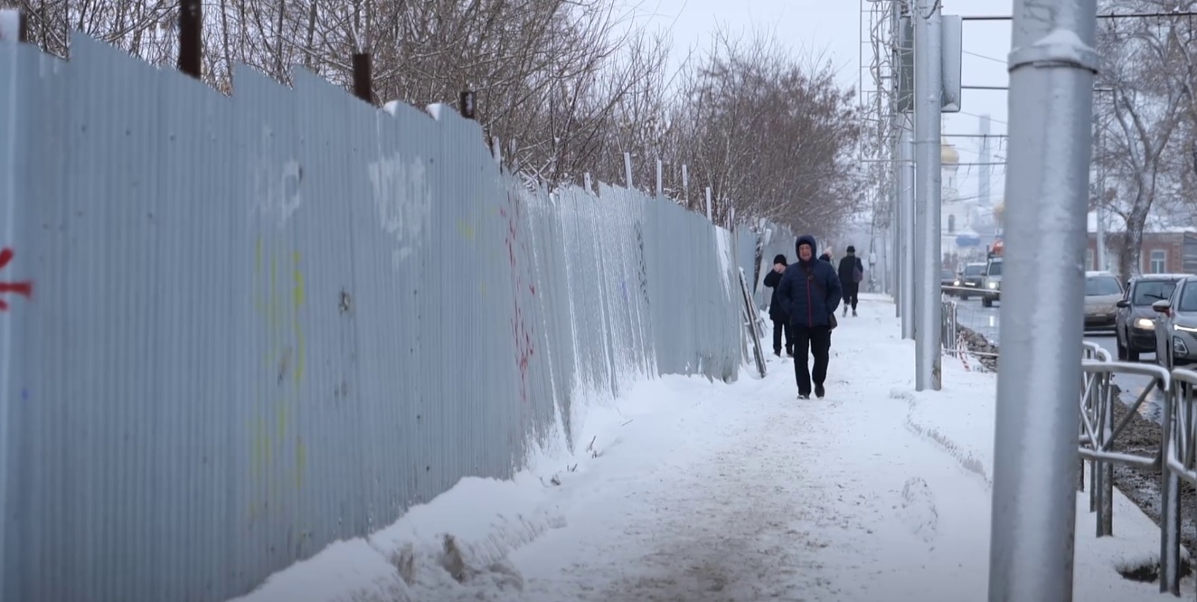 В Саратове благоустроят огороженный забором участок на Славянской площади