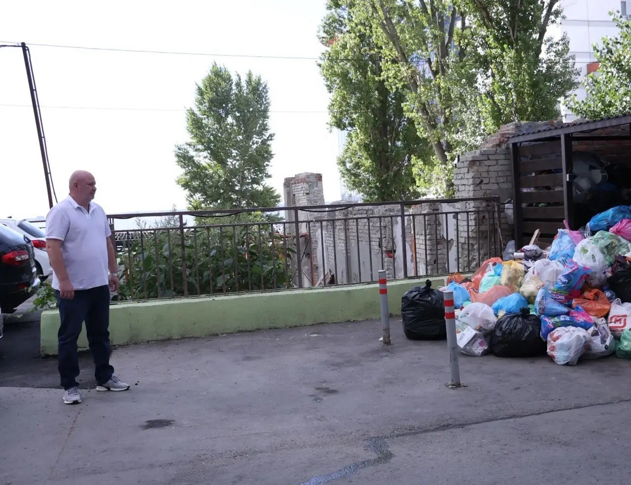 Саратовцы выступают за возвращение уборки мусора городским службам