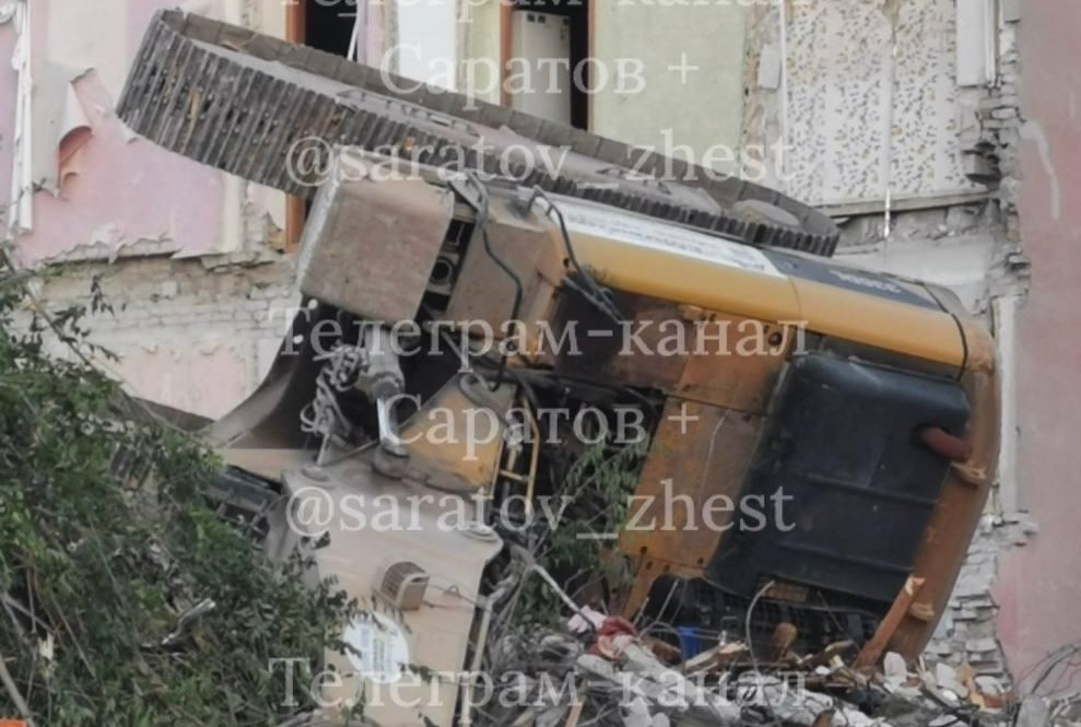 В Саратове перевернулся экскаватор во время разбора завалов на Крымской