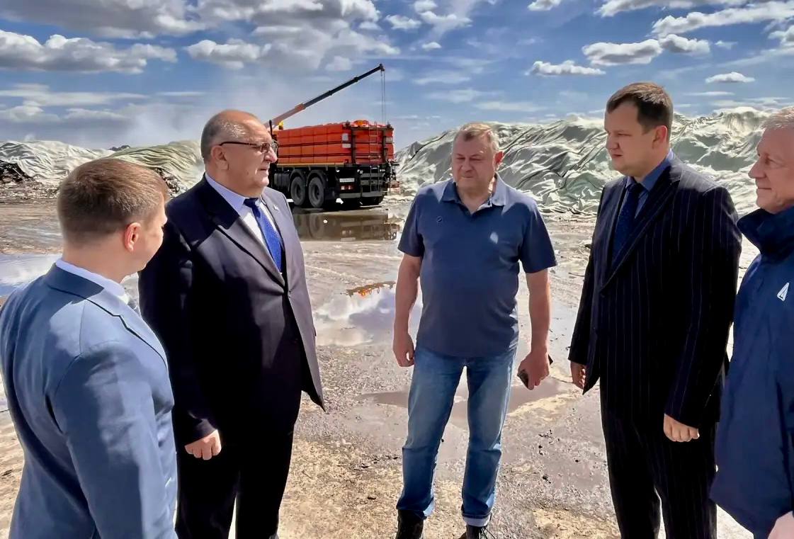 В Саратова пока не могут потушить пожар на мусорной станции в Елшанке