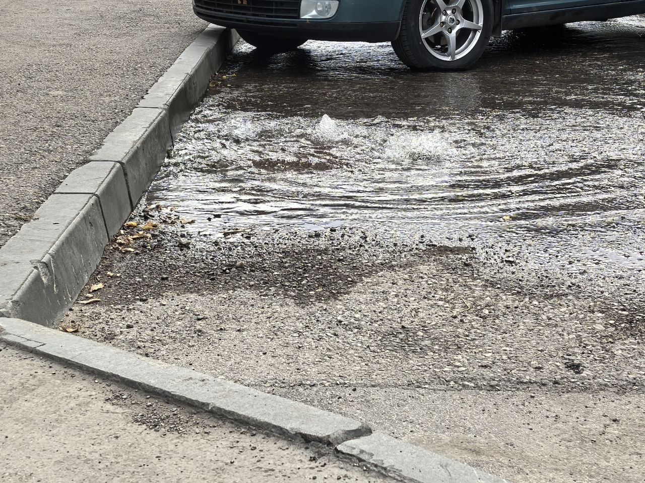 В Заводском районе Саратова из-под земли забил фонтан В Заводском районе Саратова из-под земли забил фонтан