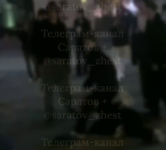 Толпа хулиганов избила и облила зелёнкой 15-летнюю девочку в центре Саратова