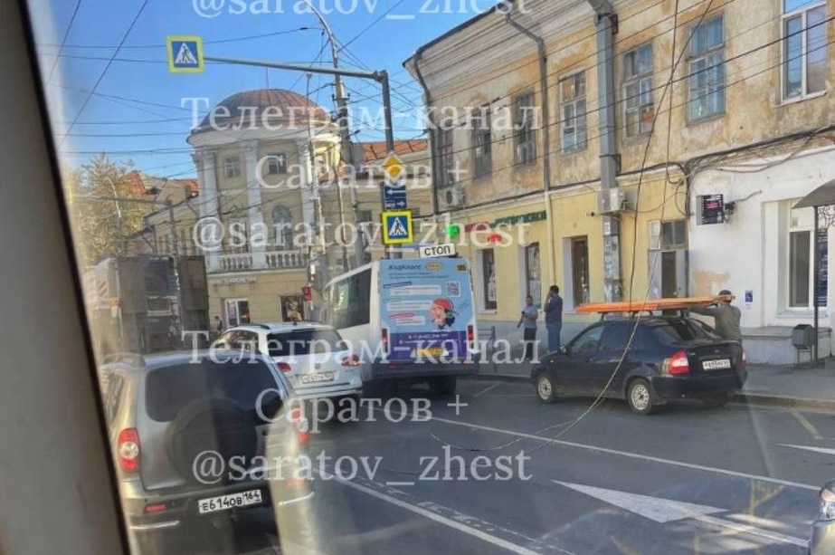Из-за обрыва проводов в центре Саратова встали троллейбусы