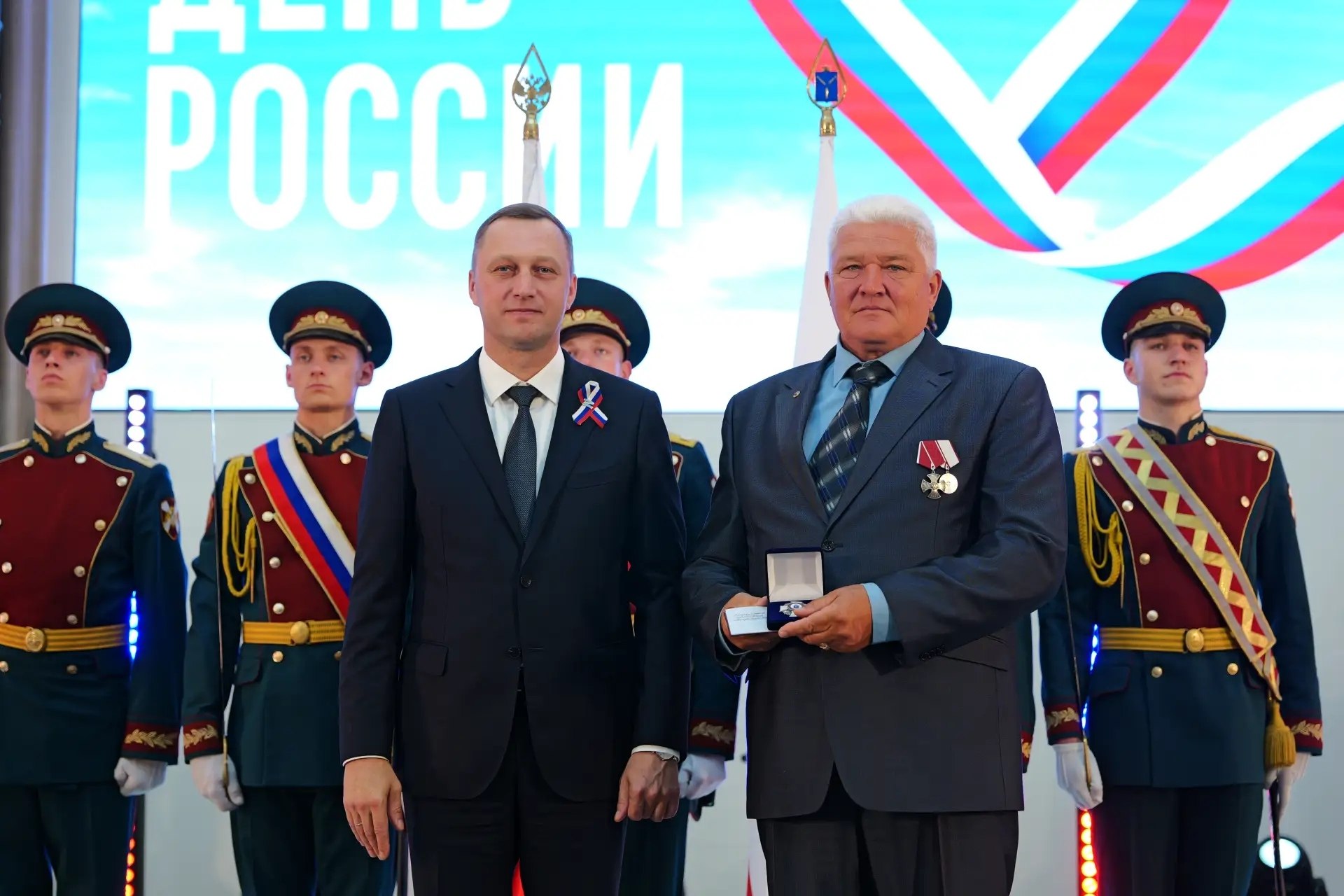 Губернатор Бусаргин вручил саратовцам госнаграды ко Дню России