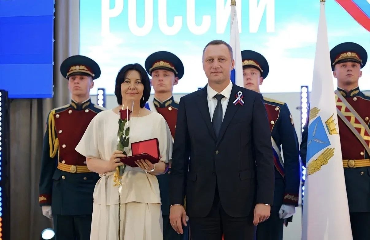Губернатор Бусаргин вручил награды саратовским медработникам