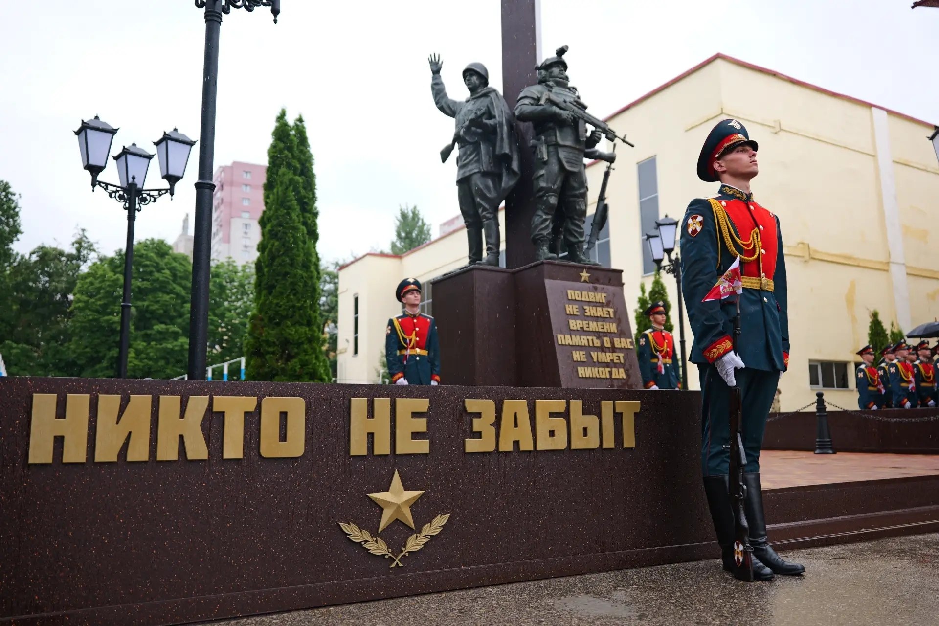 В Саратове открыли мемориал погибшим при исполнении долга росгвардейцам В Саратове открыли мемориал погибшим при исполнении долга росгвардейцам