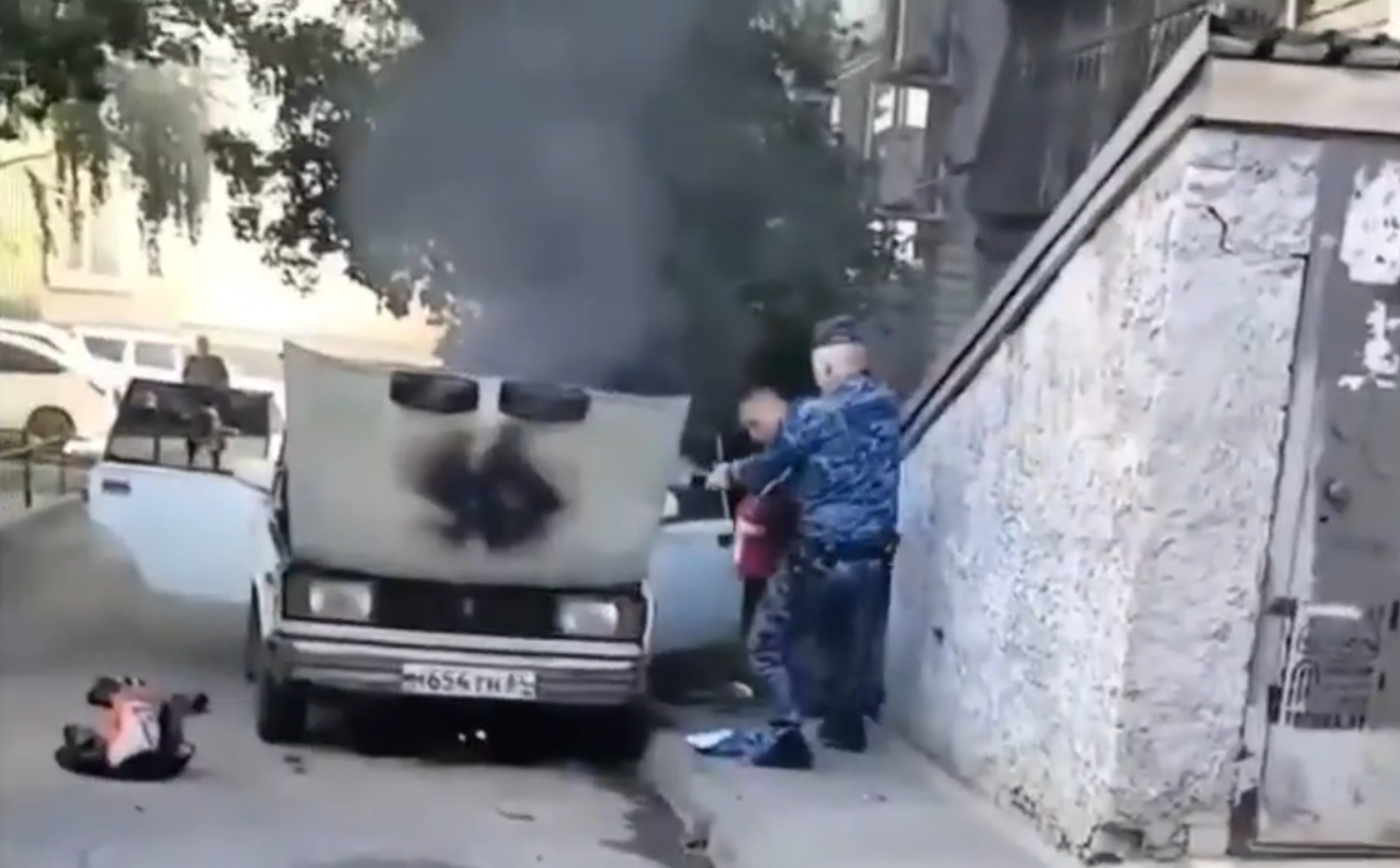 Пожилой саратовец обжёг руки при попытке потушить горящую машину