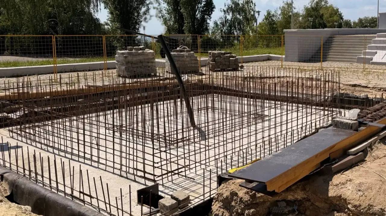 В Саратове разобрали фонтан «Плачущий камень» в Парке Победы В Саратове разобрали фонтан «Плачущий камень» в Парке Победы
