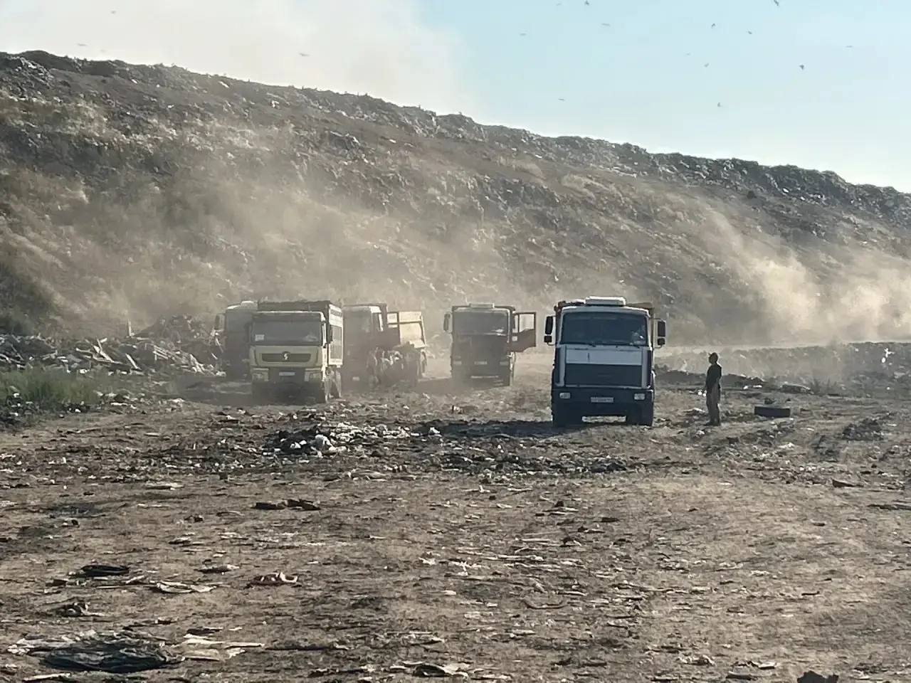 Пожар на мусорной свалке в Энгельсе потушили на 50 процентов