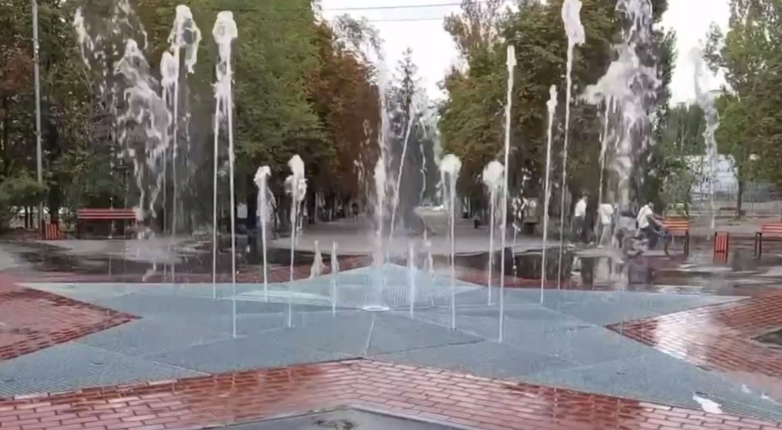 Вандалы повредили фонтан в саратовском сквере «Победа»