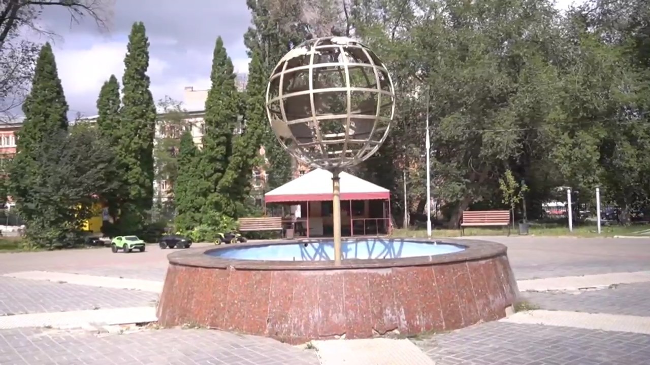 Сквер Дружбы народов в упадке фонтан