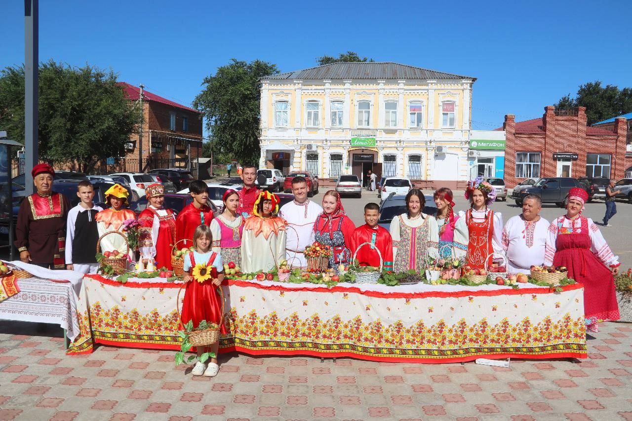 Яблочный Спас в Александровом Гае ярмарка