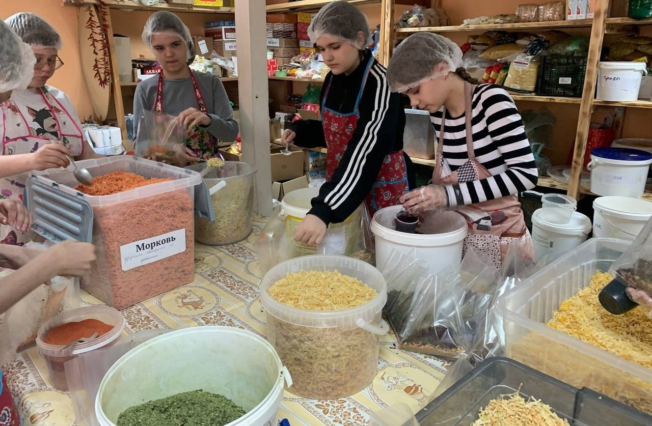 Петровские школьники готовят супы для СВО