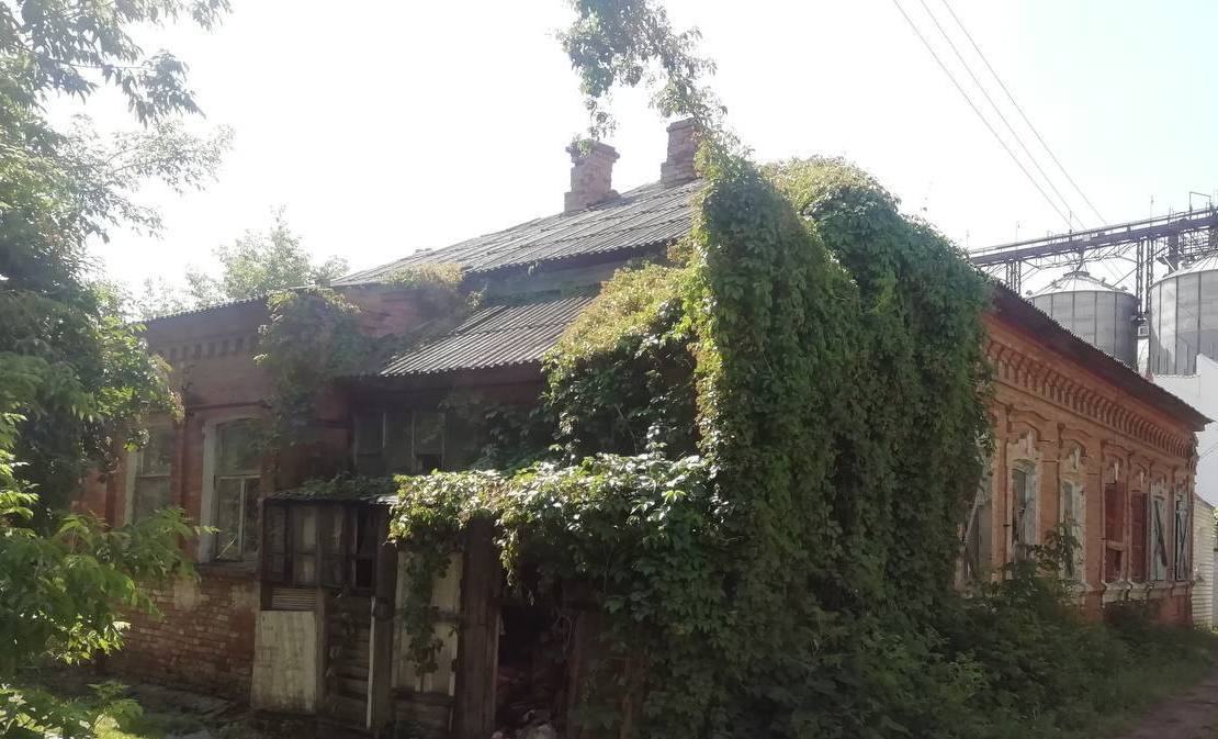 Разрушающиеся памятники в Энгельсе еще