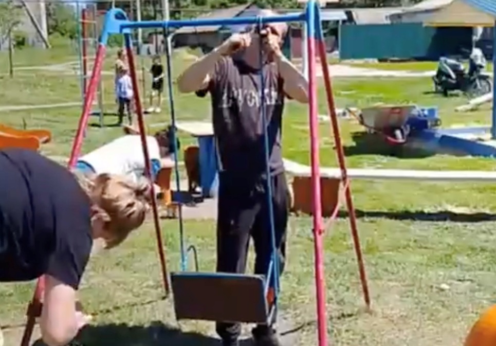 Ремонт детской площадки в Хватовке