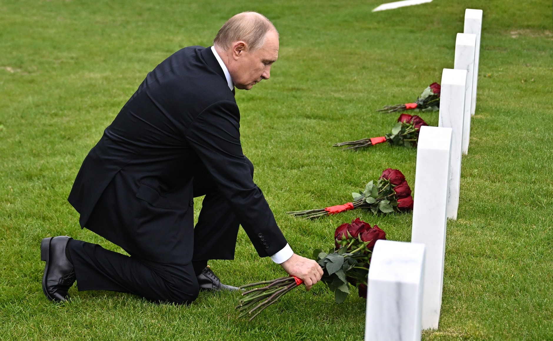 Путин возложил цветы к могиле советских летчиков на Аляске