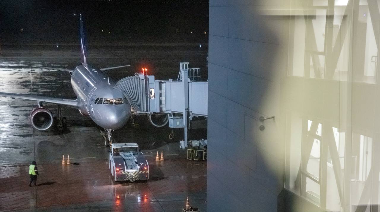 Министр РФ Андрей Никитин в аэропорту Саратова