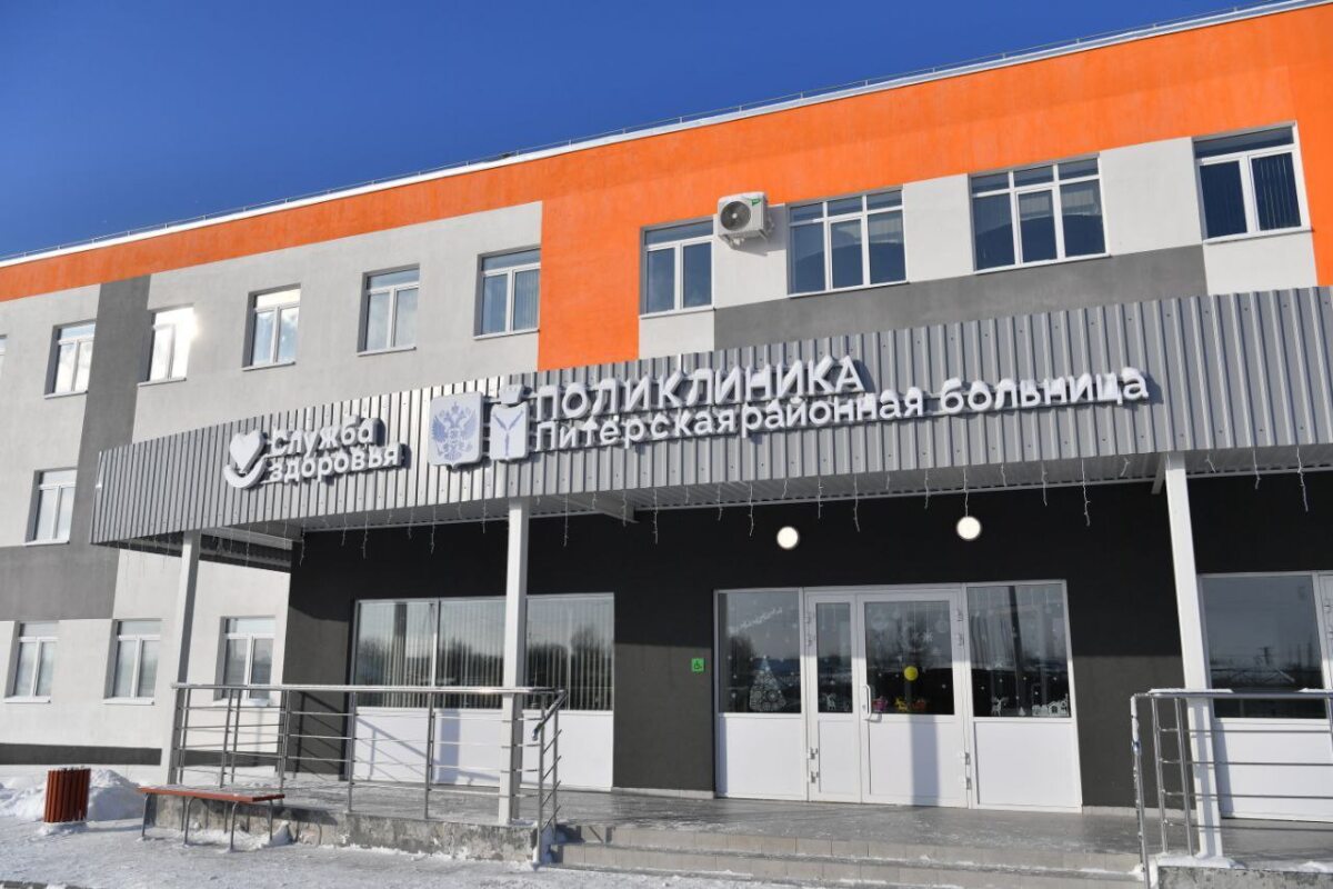 Новые поликлиника и ФОК в Саратовской области дали течь
