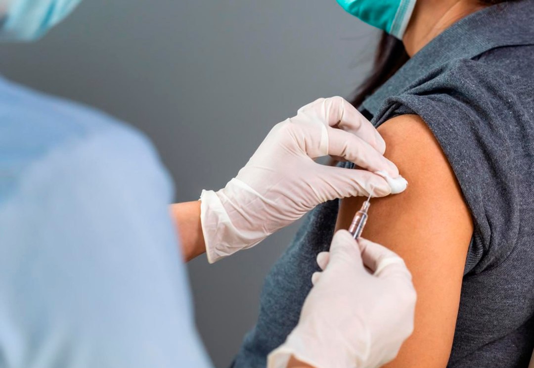 Саратовцы могут узнать о вакцинации по «горячей линии»