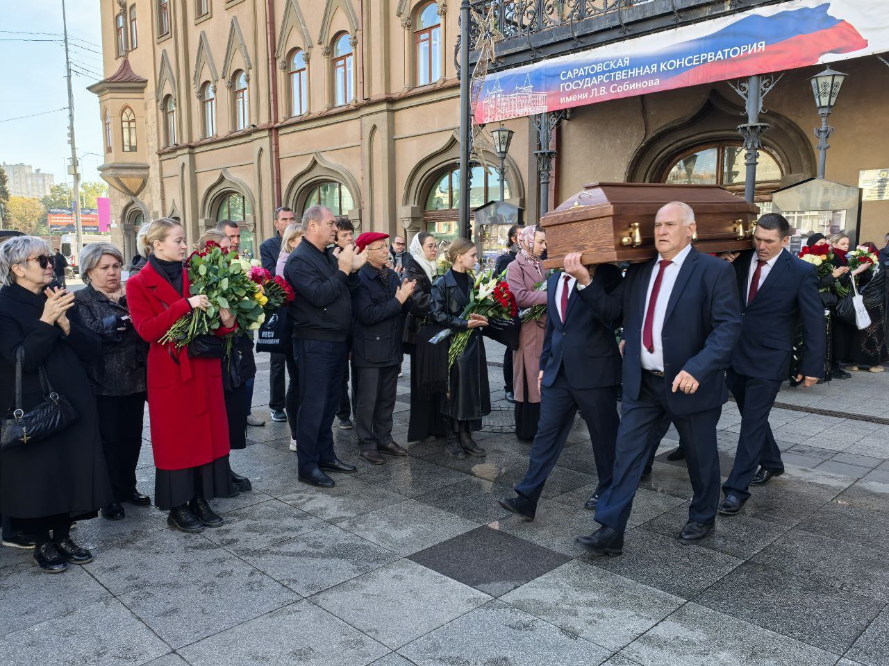 Саратовцы аплодисментами проводили Римму Белякову в последний путь
