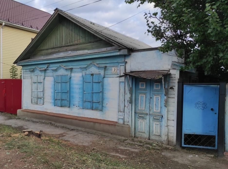 Саратовцы обнаружили послание из 19 века во дворе дома в Агафоновке