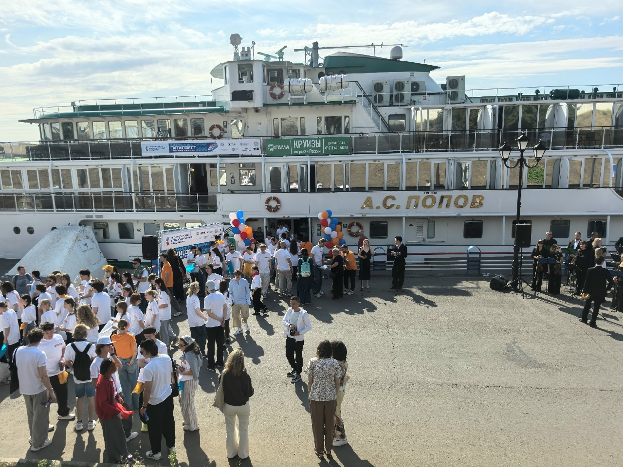 Саратовцы проводили в плавание уникальный театральный корабль ГИТИСа