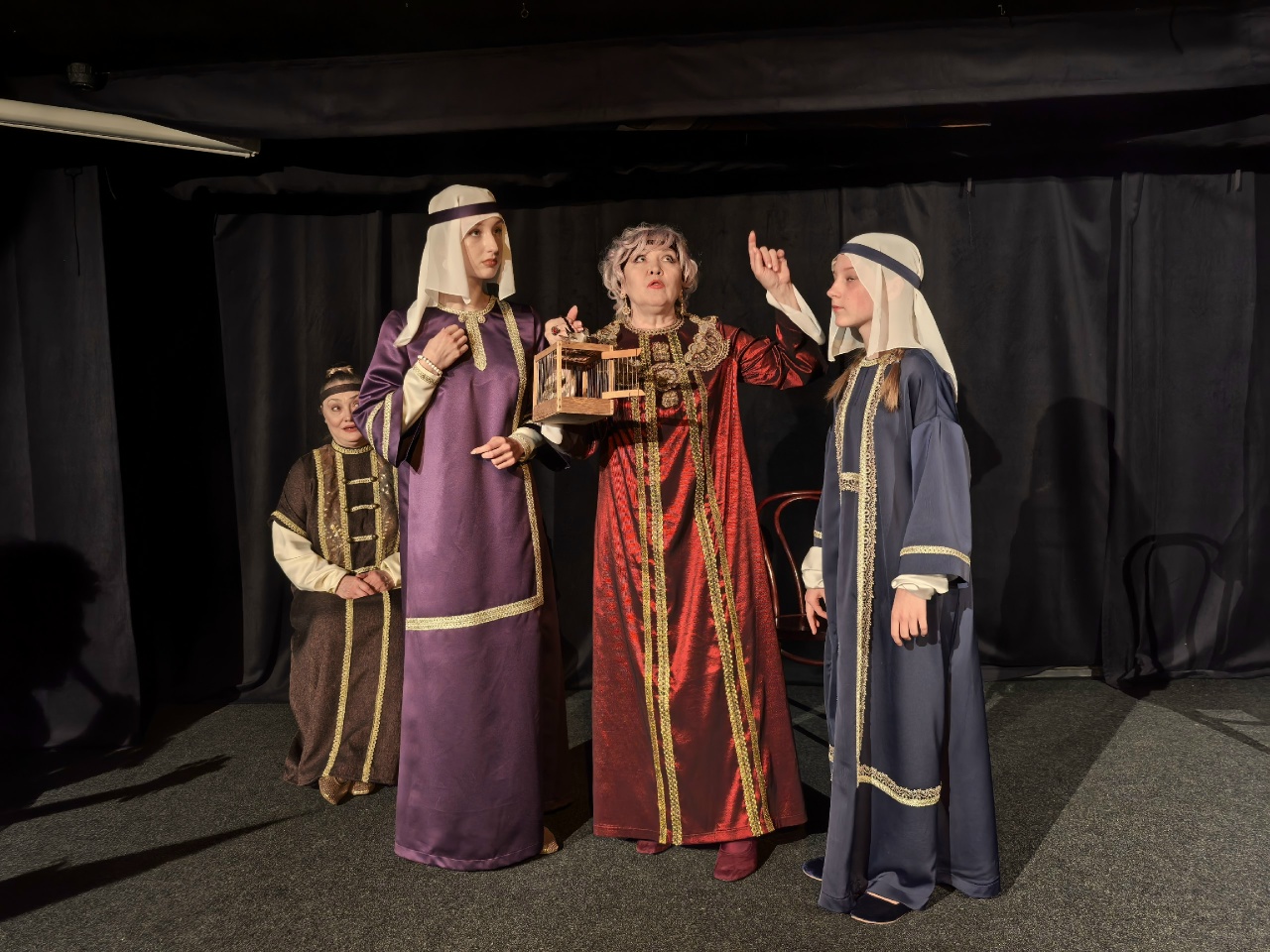 Юных саратовцев учили красить яйца и выпускать на волю птиц