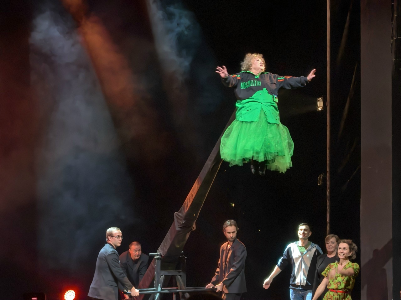 В Саратовском ТЮЗе Светлана Лаврентьева на 85-летний юбилей улетела под потолок