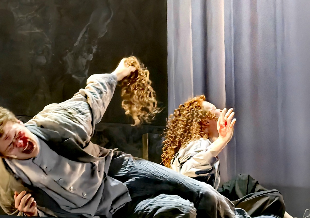 Поножовщиной с оторванным ухом осовременили Мольера на саратовской сцене Поножовщиной с оторванным ухом осовременили Мольера на саратовской сцене