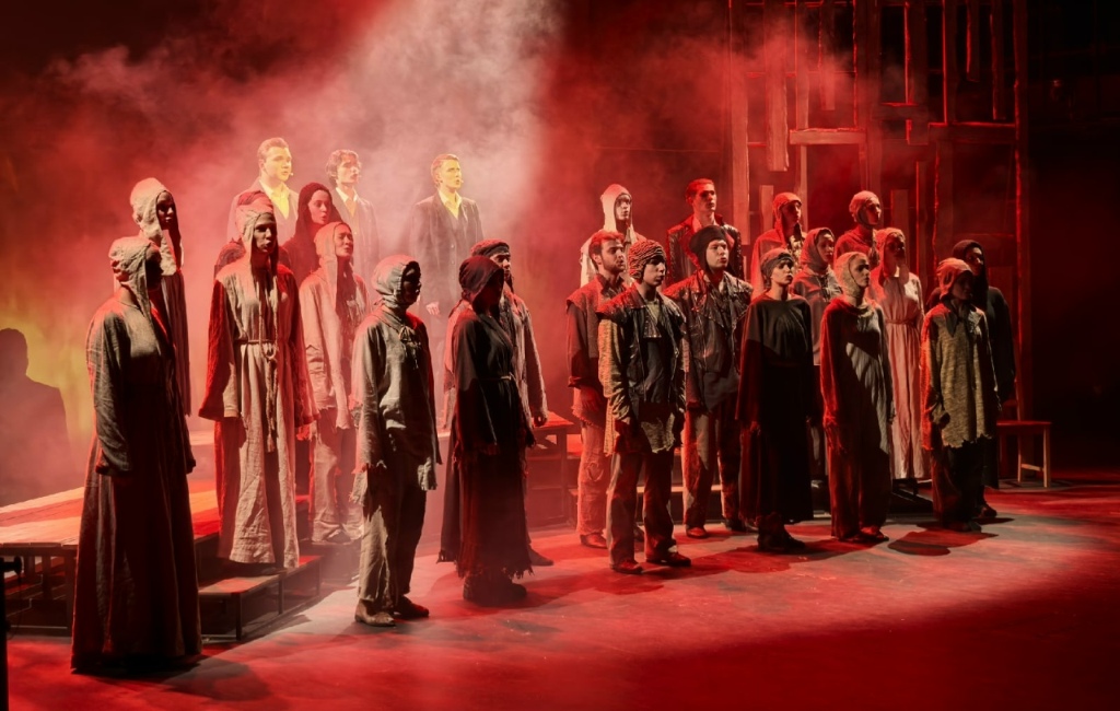 На малой сцене саратовского ТЮЗа студенты-«бунтовщики» станцевали Достоевского