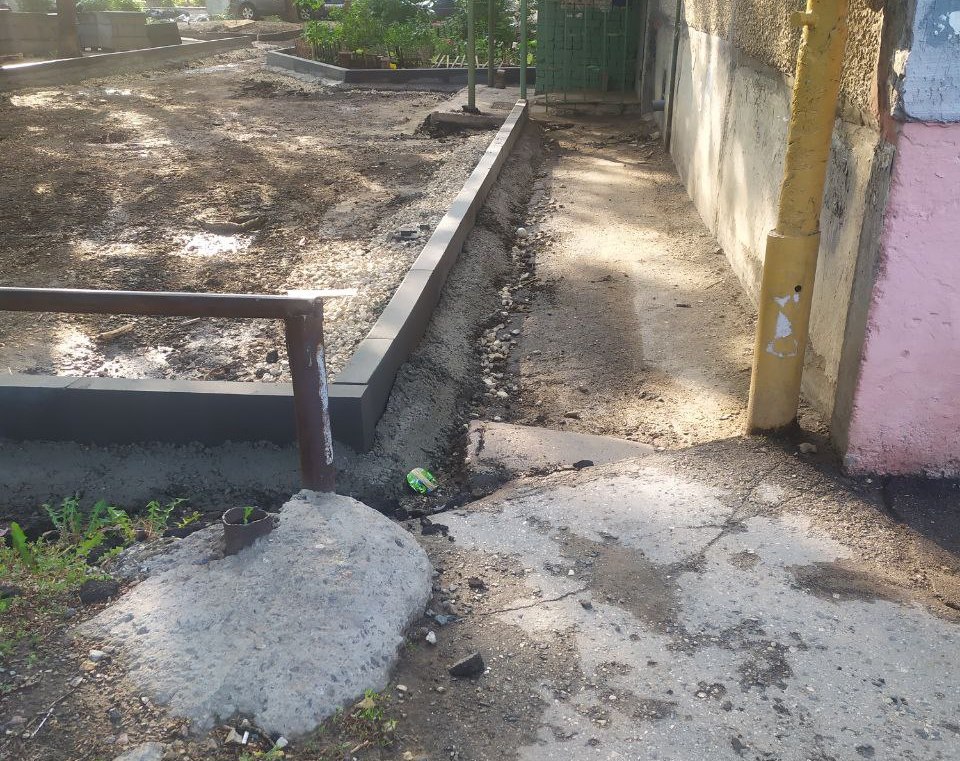 Саратовцы жалуются на высокие бордюры при ремонте дворов