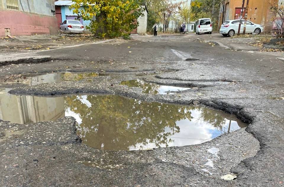 «Пыль и грязь, ямы и трещины»: саратовцы просят отремонтировать убитые дворы