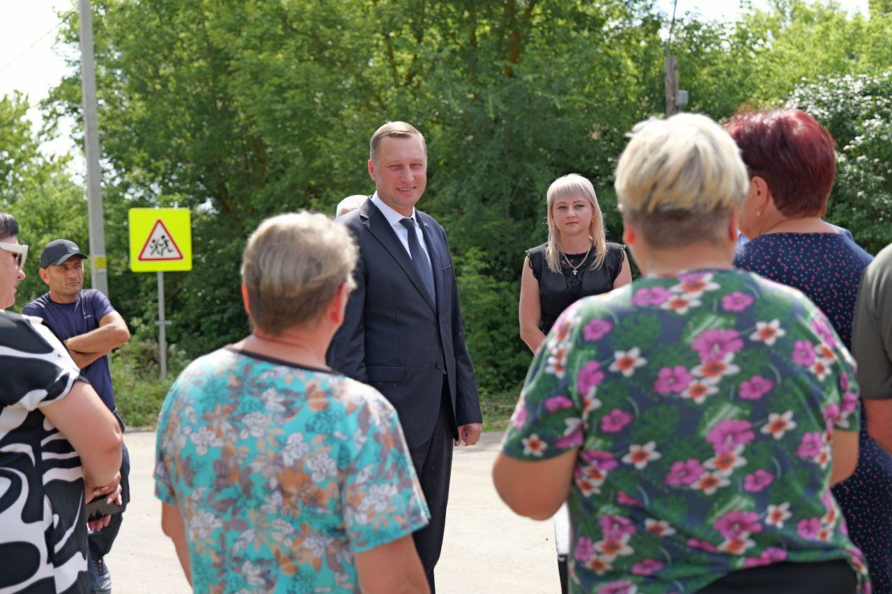 Бусаргин с жительницами